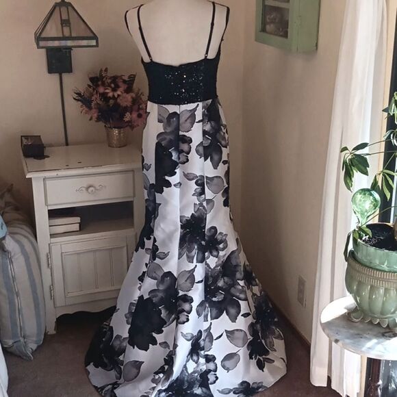 Jump Apparel Black and White Mermaid Shape Formal - Picture 7 of 15